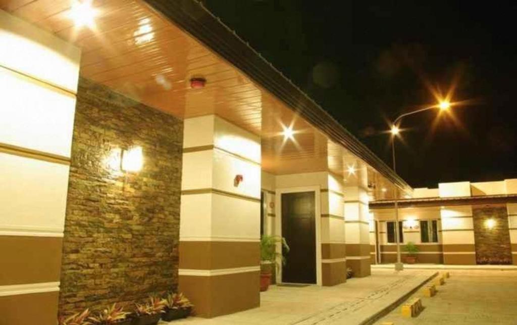 The Red Palm Suites And Restaurant Butuan City Exterior foto
