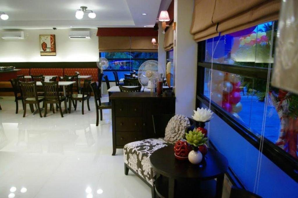 The Red Palm Suites And Restaurant Butuan City Exterior foto